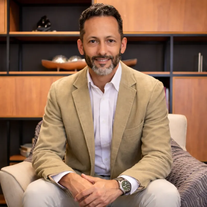 Leonardo Almeida em consultório
